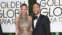 Apalagi jika melihat John Legend dan Chrissy Teigen yang selalu memperlihatkan cintanya. Frazer Harrison/Getty Images/detikFoto.