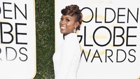 Issa Rae tampak bervolume di bagian rambut dan gaun putihnya yang dibuat bertingkat layaknya penampilan putri. Frazer Harrison/Getty Images