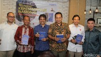 (kiri ke kanan), Penulis buku Anggawira, Ketua Umum BPP Hipmi Bahlil Lahadalia, Wakil Ketua Umum Partai Demokrat Roy Suryo, Wakil Ketua Umum Partai Gerindra Ferry Juliantono, Tim Pemenangan Anies-Sandi Indra Uno dan Co-Writer Anthony Leong, saat diskusi Memotret Kepemimpinan Nasional.