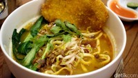 Sedangkan, laksa Singapura bisa jadi pilihan saat udara dingin. Mie kuning dengan siraman kuah kari kental semakin enak dinikmati bersama dengan fish katsu yang renyah. Nyam!