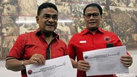 Ketua Dewan Pimpinan Pusat (DPP) PDIP Andreas Hugo Pareira (kiri) didampingi Wasekjen DPP PDIP Ahmad Basarah memberikan keterangan pers sehubungan perayaan HUT ke-44 PDIP di Kantor DPP PDIP, Jalan Diponogoro, Jakarta Pusat, Senin (9/1/2017).