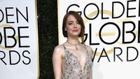 Emma Stone tampil flawless dengan balutan gaun putih yang bercorak menyala. Frazer Harrison/Getty Images