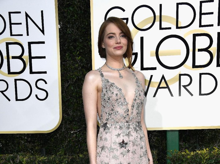 Menangis, Emma Stone Terima Piala Golden Globe 2017 dari La La Land