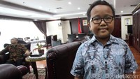 Jefri Setiawan mendapat prestasi dari museum rekor dunia Indonesia dengan bermain keyboard sambil bernyanyi 24 lagu dengan menutup mata.