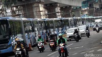 Untuk Koridor XIII, Ciledug-Tendean, TransJakarta akan mengoperasikan 100 unit bus. Bus tersebut terdiri dari single bus dan medium bus.