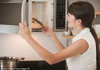 Memasak dengan Microwave Picu Kanker dan Merusak Nutrisi?