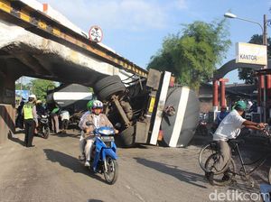 Truk Tangki Muat Tetes Tebu Terguling di Viaduk Gempol