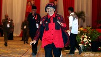 Nenek bernama Ariyati tersebut berlari sambil teriak-teriak.