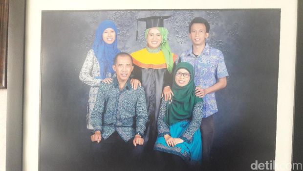 Foto kenangan wisuda D3 Tri Arum di PNJ