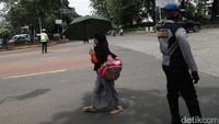 Sejumlah warga terpaksa jalan kaki menuju rumah mereka karena Bus TransJ tidak mencapai Halte Ragunan.