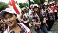 Mereka tampak memakai baju kotak-kotak.