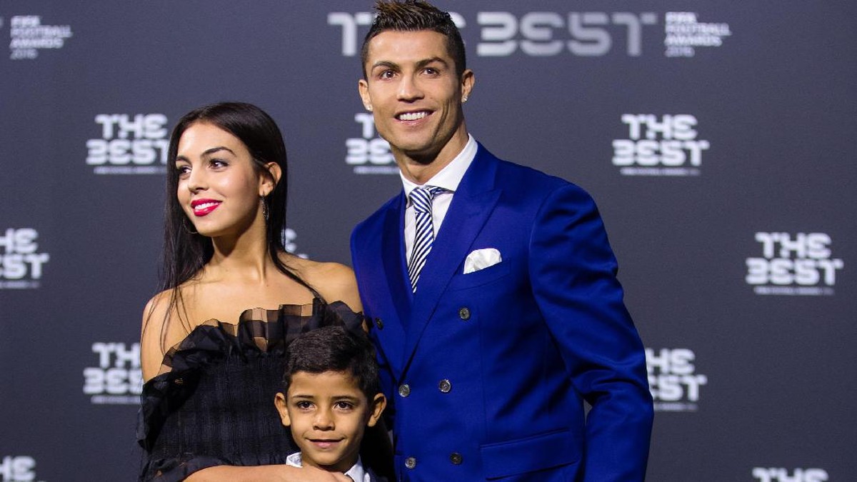 Cristiano Roanldo dan kekasih, Georgina Rodriguez. Foto: Philipp Schmidli/Getty Images
