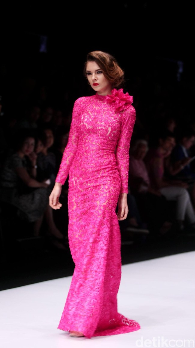 Koleksi terbaru dari busana Billy Tjong di Jakarta Fashion Week 2017. Senayan City. Jakarta. [Foto: Mohammad Abduh/Wolipop]
