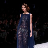 Koleksi terbaru dari busana Billy Tjong di Jakarta Fashion Week 2017. Senayan City. Jakarta. [Foto: Mohammad Abduh/Wolipop]