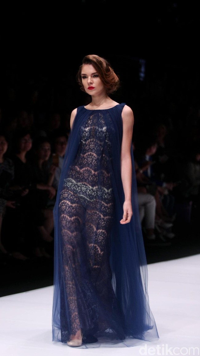 Koleksi terbaru dari busana Billy Tjong di Jakarta Fashion Week 2017. Senayan City. Jakarta. [Foto: Mohammad Abduh/Wolipop]