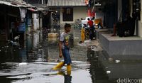 Banjir Rob Tak Halangi Anak-anak Bersekolah di Muara Angke