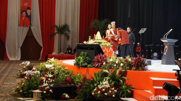  Megawati Soekarnoputri memotong tumpeng HUT ke-44 PDIP, Selasa (10/1/2017)