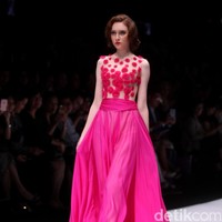 Koleksi terbaru dari busana Billy Tjong di Jakarta Fashion Week 2017. Senayan City. Jakarta. [Foto: Mohammad Abduh/Wolipop]