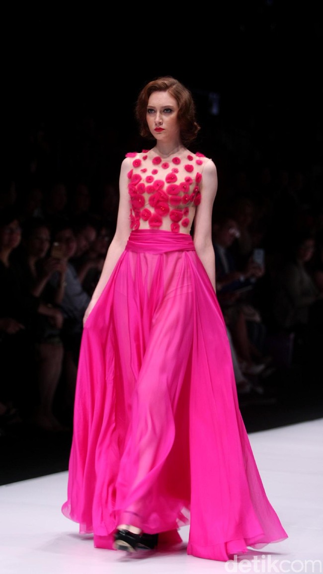 Koleksi terbaru dari busana Billy Tjong di Jakarta Fashion Week 2017. Senayan City. Jakarta. [Foto: Mohammad Abduh/Wolipop]