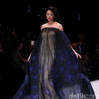 Koleksi terbaru dari busana Billy Tjong di Jakarta Fashion Week 2017. Senayan City. Jakarta. [Foto: Mohammad Abduh/Wolipop]