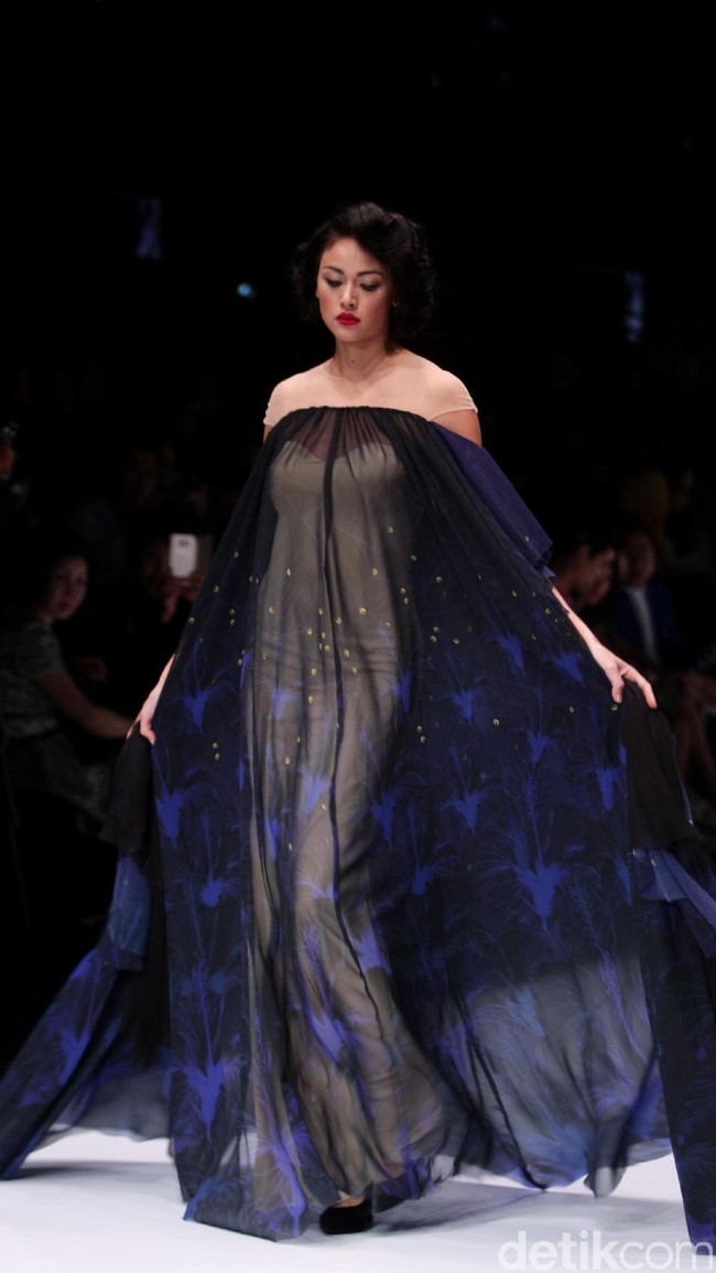 Koleksi terbaru dari busana Billy Tjong di Jakarta Fashion Week 2017. Senayan City. Jakarta. [Foto: Mohammad Abduh/Wolipop]