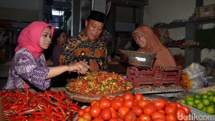 Cek Harga Cabai, Bupati Lamongan Minta PD Pasar Tata Distribusi