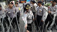 Selain polisi, arus lalu lintas di sekitar Gedung Kementerian Pertanian (Kementan) di kawasan Ragunan, Jakarta Selatan, dialihkan sementara.