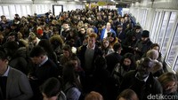 Dampak dari aksi ini, para pengguna komuter di Clapham Junction, yang merupakan pusat transit utama di London bagian selatan, terpaksa dievakuasi pada Senin (9/1) pagi waktu setempat karena stasiun terlalu padat.  REUTERS/Stefan Wermuth.