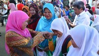 Mensos Khofifah saat menyapa sejumlah warga Bima. Dok, Humas Kemensos.