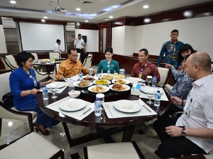 Menhub Ajak Pramugari Garuda Gendong Nenek Makan Siang