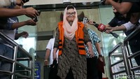 Mantan Menteri Kesehatan Siti Fadilah Supari usai menjalani pemeriksaan di Gedung KPK Jakarta, Rabu (21/12/2016).
