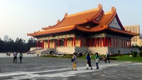 Sepintas bangunan bergaya arsitektur tradisional China ini mirip istana yang sering kita lihat di film-film kolosal. Padahal faktanya, ini merupakan bangunan Gedung National Concert Hall kebanggaan Taiwan (Wahyu/detikTravel)