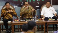 Menteri Komunikasi dan Informatika Rudiantara (kanan) bersama Ketua Komisi I DPR Abdul Kharis (tengah) dan Ketua Dewan Pers Yosep Adi Prasetyo menjadi pembicara pada diskusi di Kompleks Parlemen, Senayan, Jakarta, Selasa (10/1/2017).