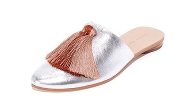 5 Selop Stylish Seperti yang Dipakai Jokowi Hingga Gigi Hadid