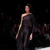 Koleksi terbaru dari busana Billy Tjong di Jakarta Fashion Week 2017. Senayan City. Jakarta. [Foto: Mohammad Abduh/Wolipop]