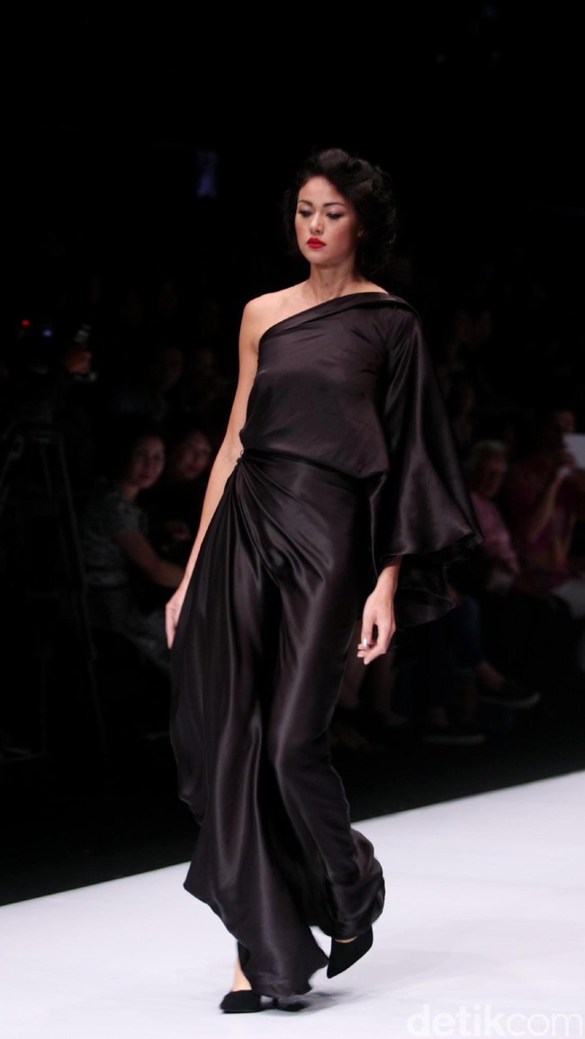 Koleksi terbaru dari busana Billy Tjong di Jakarta Fashion Week 2017. Senayan City. Jakarta. [Foto: Mohammad Abduh/Wolipop]