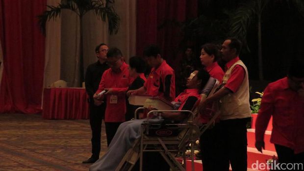 Megawati beri penghargaan ke kader PDIP yang dikeroyok