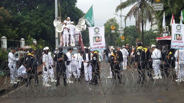 Massa Mulai Berdatangan ke Lokasi Sidang Ahok 