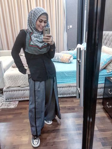Foto Manisnya Istri Denny Cagur yang Kini Berhijab Foto Manisnya Istri Denny Cagur yang Kini Berhijab