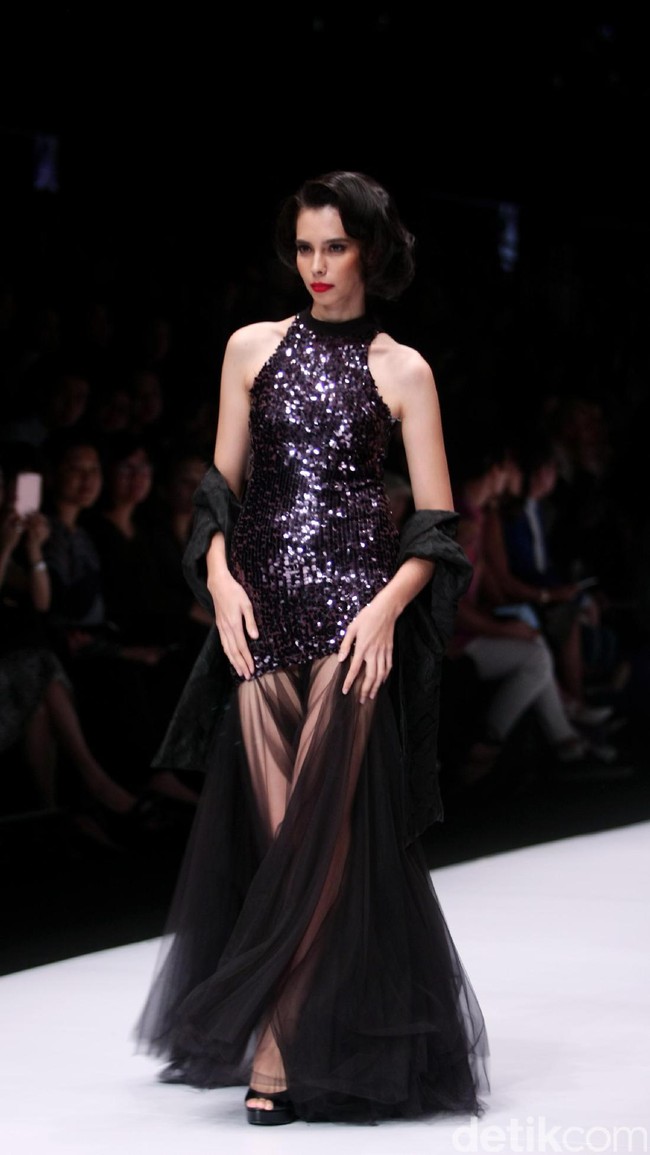 Koleksi terbaru dari busana Billy Tjong di Jakarta Fashion Week 2017. Senayan City. Jakarta. [Foto: Mohammad Abduh/Wolipop]