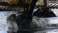 Terlihat lumpur yang dikeruk nampak berwarna sangat hitam.