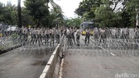 Kawat berduri dipasang di Jalan RM Harsono, Ragunan, Jakarta Selatan, Selasa (10/1/2017).