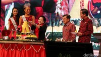 Megawati memotong tumpeng untuk JK.