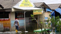 Sebuah rumah makan terendam banjir.