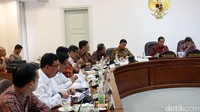 Para pejabat yang hadir di antaranya Menteri ESDM Ignasius Jonan, Menteri Perdagangan Enggartiasto Lukita, Menteri BUMN Rini Soemarno, Menteri LHK Siti Nurbaya, Kepala BKPM Thomas Lembong, Menko Perekonomian Darmin Nasution, Menko Kemaritiman Luhut Pandjaitan.