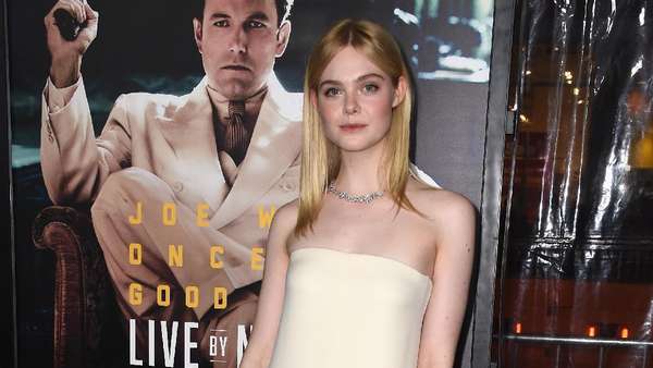 Angelic Look! Elle Fanning Bikin Jatuh Hati Angelic Look! Elle Fanning Bikin Jatuh Hati