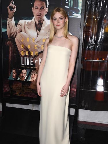 Kulit Mulus Bak Porselen, Ini Cara Elle Fanning Makeup dan Merawat Kulit