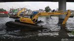 7 Alat Berat Keruk Kali Ancol