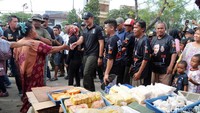 Seperti biasa, Agus tampil kaos khas berwarna hitam.
