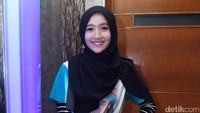 Awalnya sulit untuk mengenalinya dengan hijab yang dikenakannya. Pool/Noel/detikFoto.